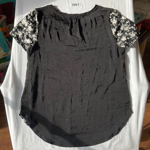 Old Navy Women Blouse size L Floral Black & White ShortSleeve Glossy Back - Picture 8 of 8